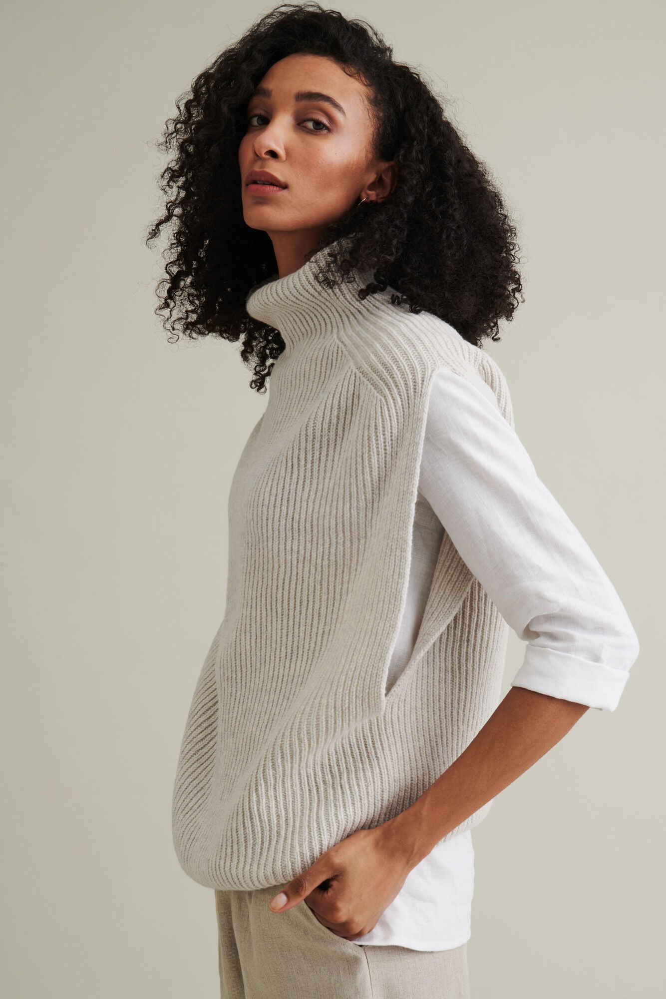 UTÖ COLLAR VEST WHITE