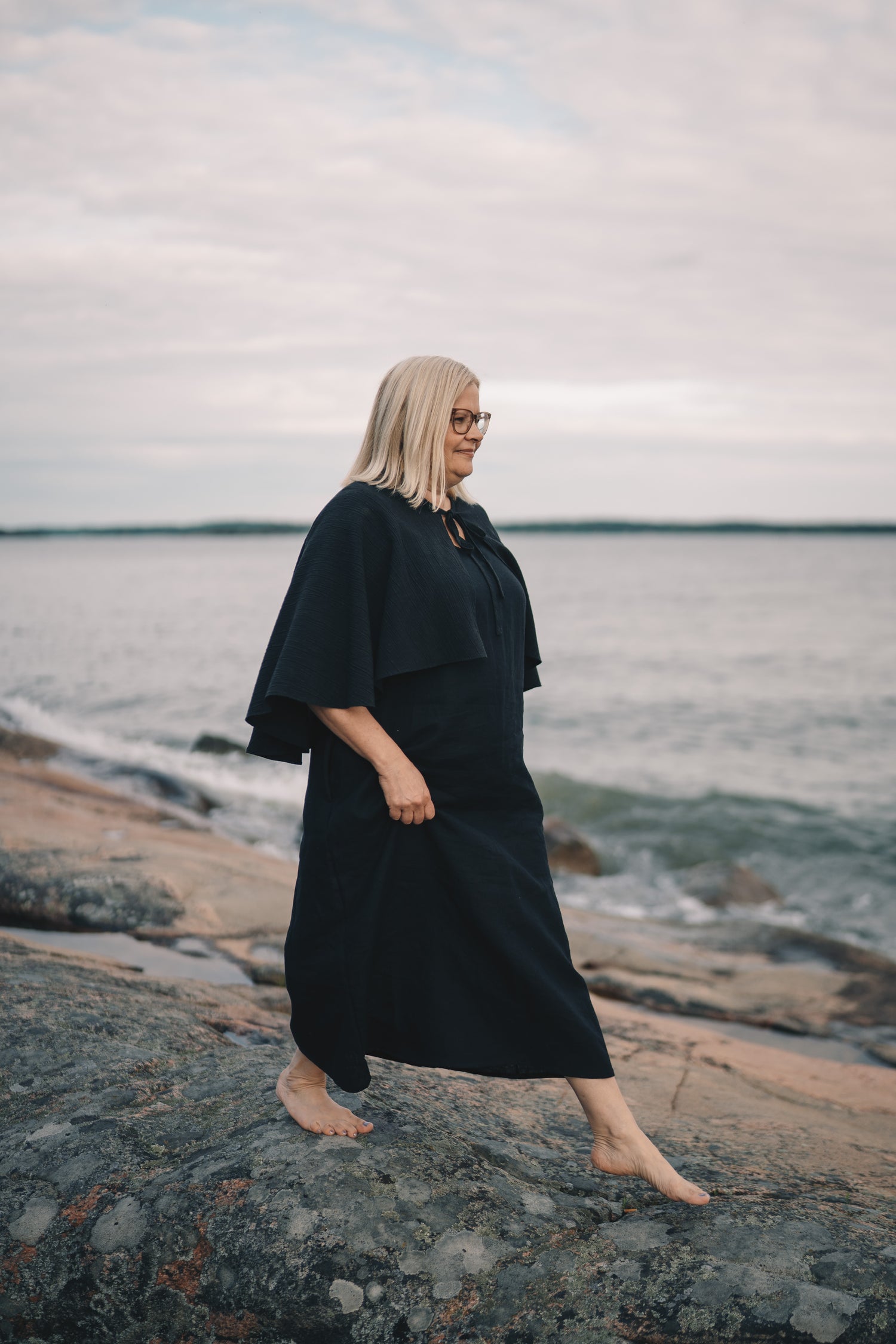 MAGGHOLM HEMP AND SILK CAPE BLACK